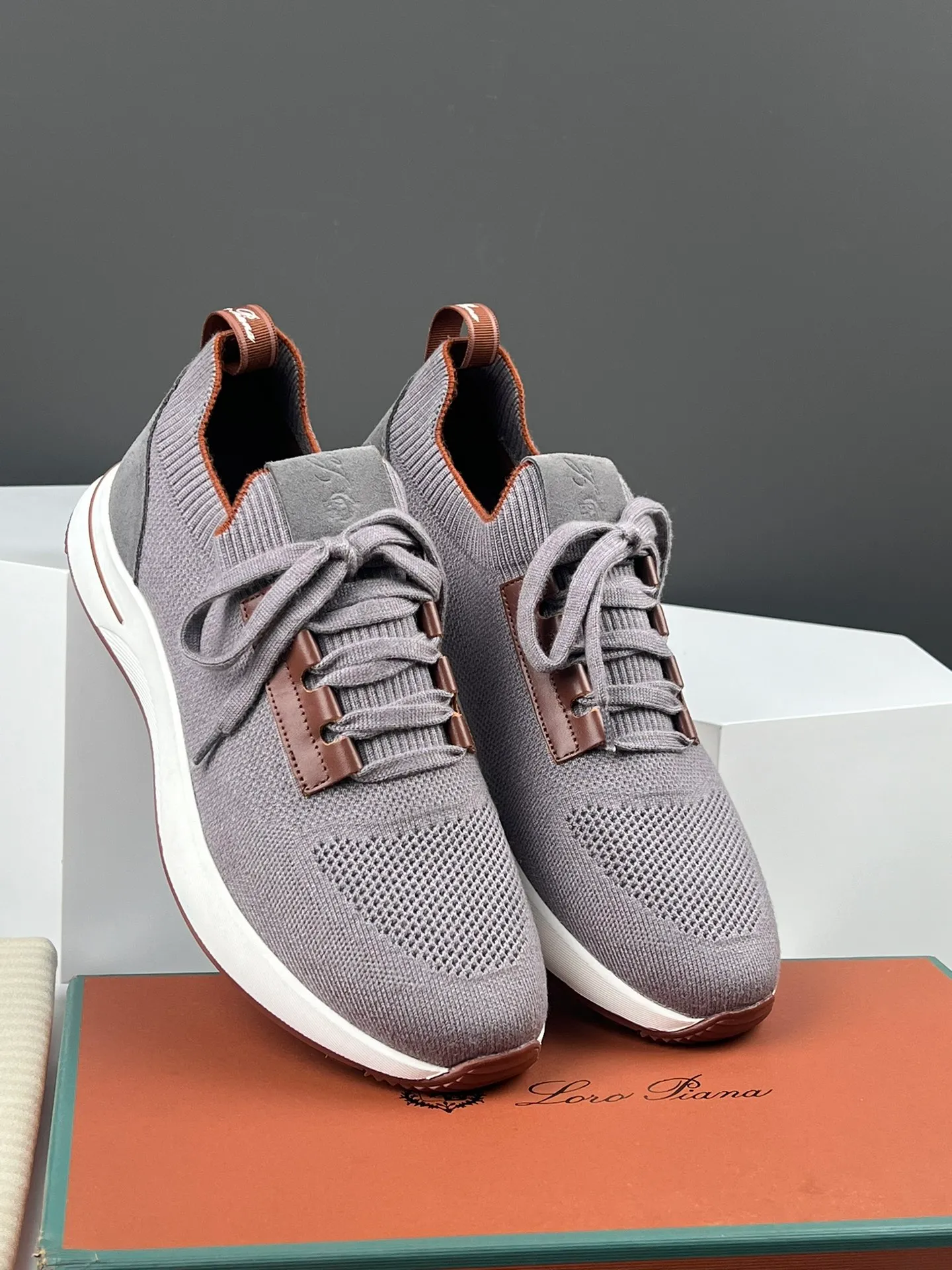 Factory price 420💰L men's shoes💰New product on sale Loro men's shoes💰iana knitted sneakers｜Made of Wish wool blended fabric｜The upper is made of unique knitted fabric production technology｜Comprehensive one-to-one restoration of the counter process｜Additional original molded rubber three-color combination technology outsole｜Size: 39-44 (customized at 45.46)